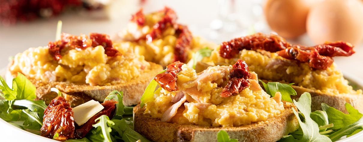 tartines-doeufs-brouilles-aux-lardons